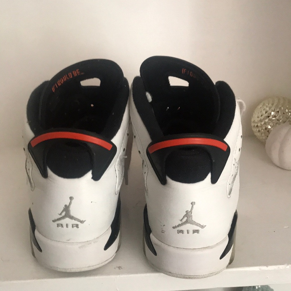 Jordan’s orange and white   Gatorades.  No insoles